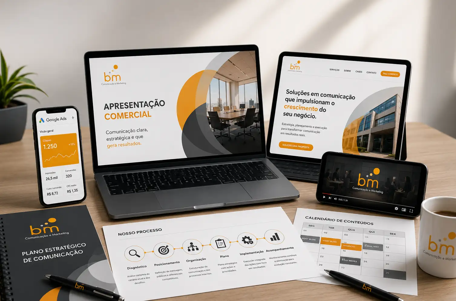 Soluções comerciais da BM Comunicação apresentadas em notebook, tablet e celular, incluindo apresentação comercial, landing page, vídeo e Google Ads