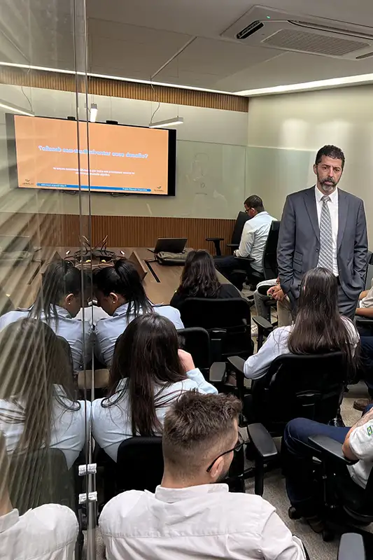 Consultor conduzindo treinamento para colaboradores
