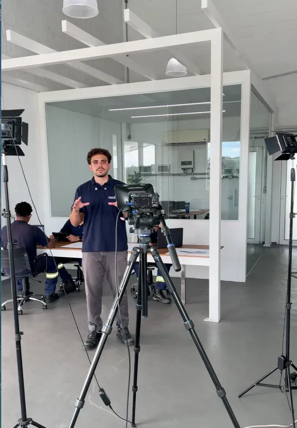 Bastidores de gravação profissional dentro de empresa