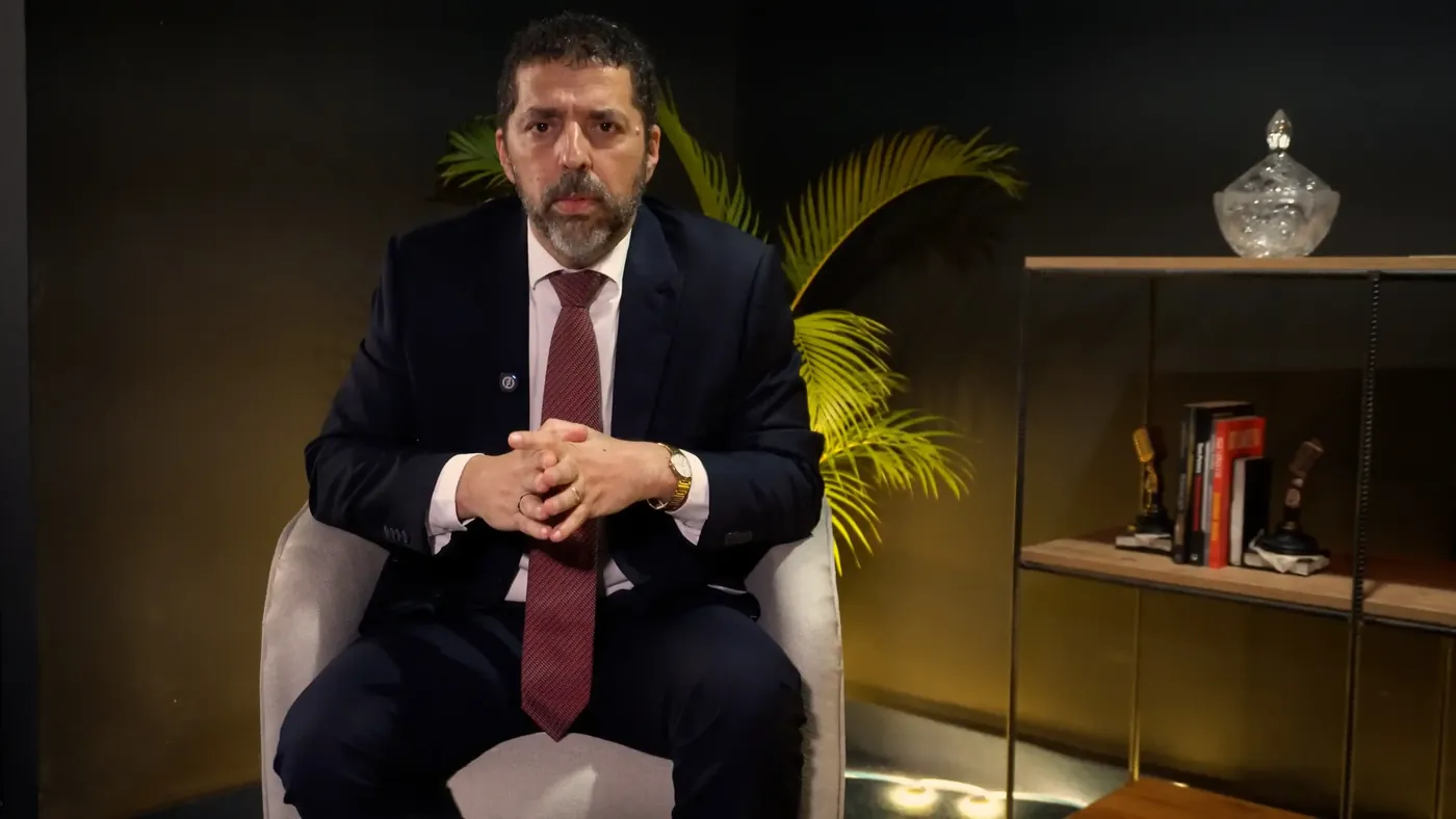 Especialista gravando vídeo no estúdio da BM